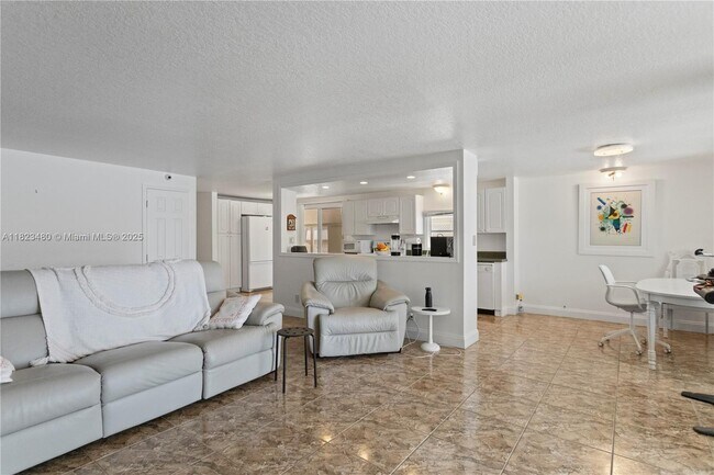 Building Photo - 5620 Lagoon Dr