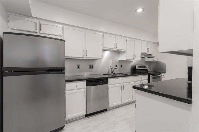 Building Photo - 359 N Post Oak Ln