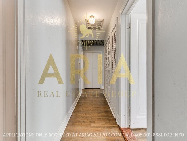 Building Photo - COMING SOON! 2 Bed/2 Bath Duplex Super Clo...