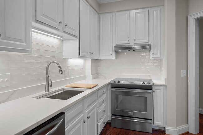 Building Photo - Newly Renovated Condo in The Westende with...