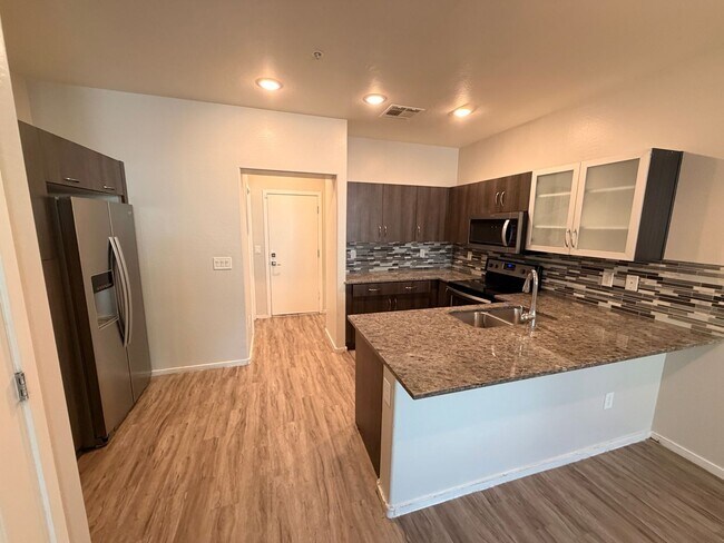 Building Photo - Spacious 3 Bedroom, 2.5 Bath Phoenix Townhome with *New Floors*