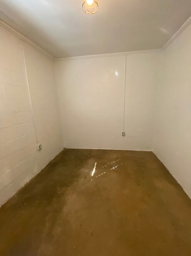 Building Photo - 170 Griffeth St