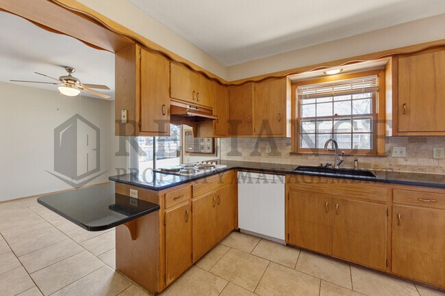 Building Photo - 935 N Valleyview St