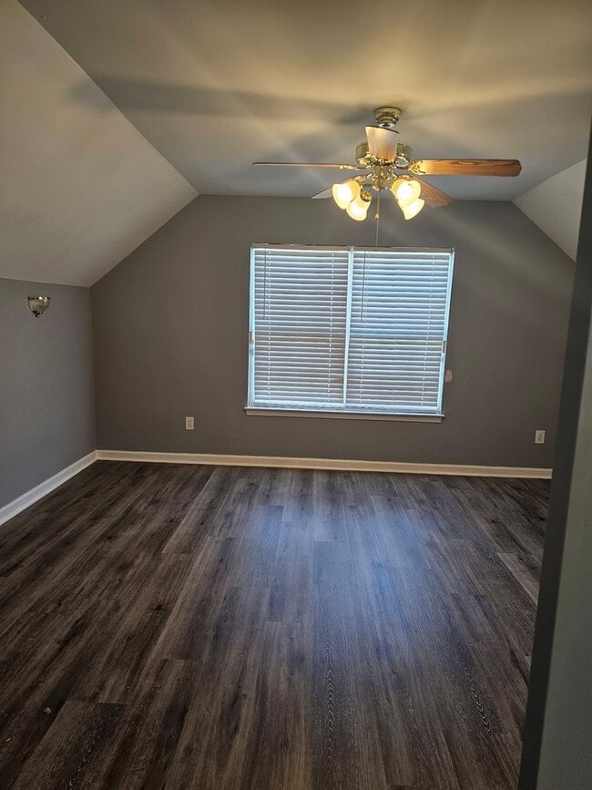 Building Photo - 5 Bedrooms- 3 Bathroom- House in West Rome!