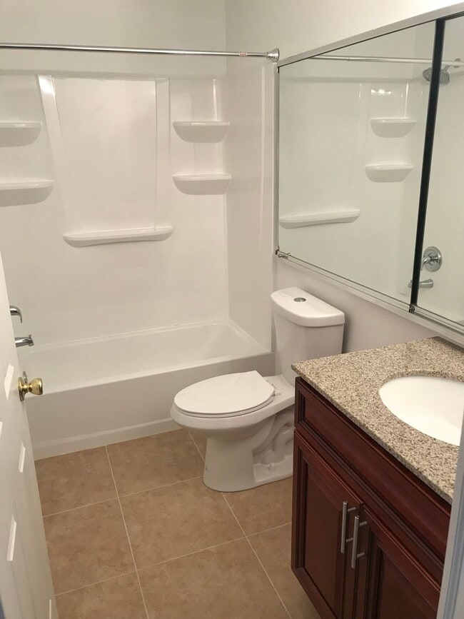 Building Photo - Crestwood 2 bed + Loft Large Condo Availab...