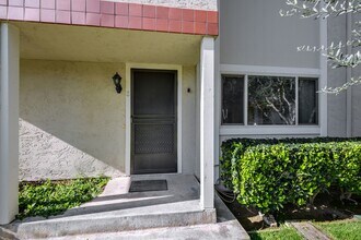 Building Photo - 2bed/2.5bath Townhouse with Updated Kitchen!