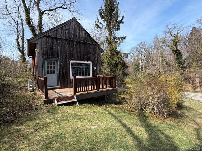 Building Photo - 327 W Neck Rd