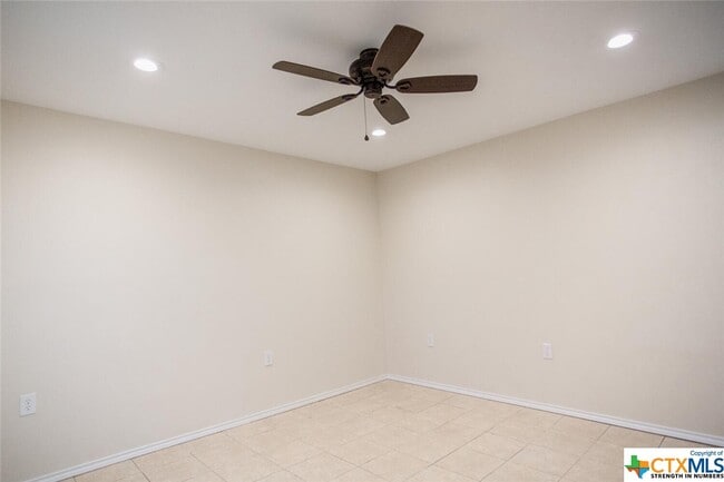 Building Photo - 1231 N LBJ Dr