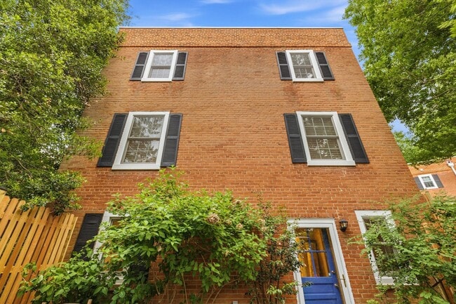 Building Photo - 2909 S Dinwiddie St