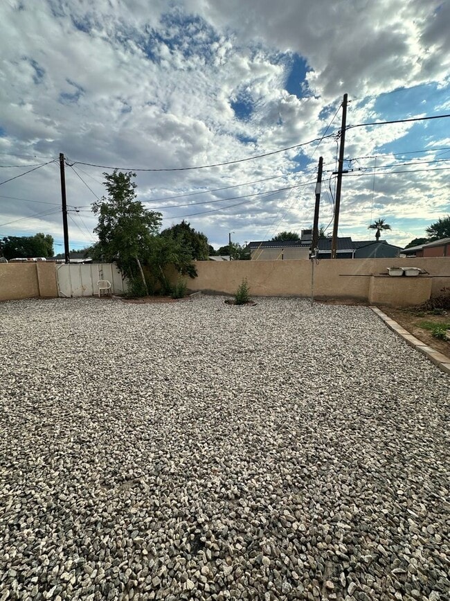 Building Photo - 3 bed with 1 bath - ALL TILE through out home