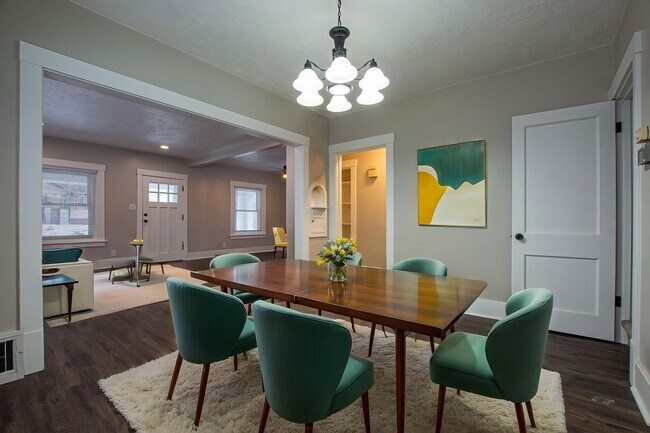 Building Photo - 3 Bedroom / 2 Bath Home with Garage off 45th and Leavenworth!