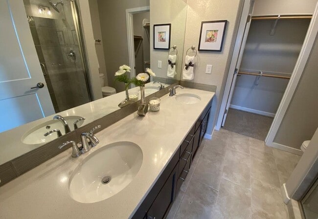 Building Photo - Flying Horse Luxury 4 Bed Townhouse with Mt. Views