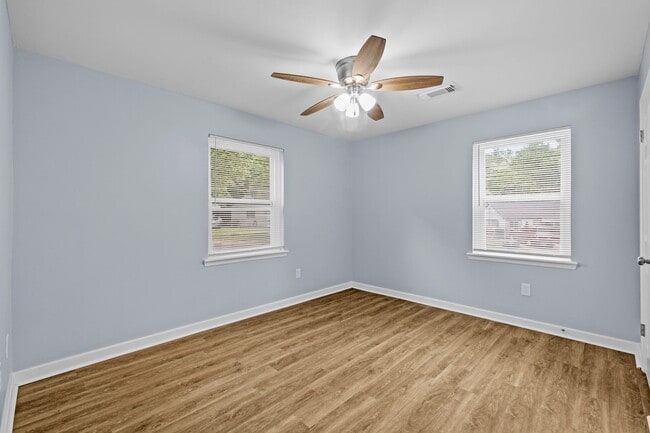 Building Photo - 102 Pine Cir