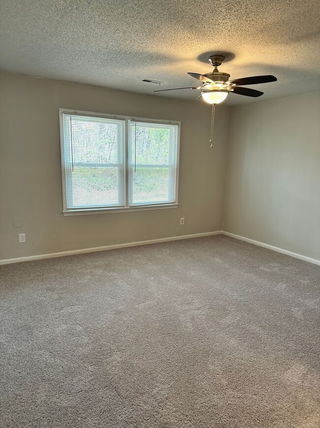 Building Photo - Freshly renovated 2BR 2.5BA Townhome