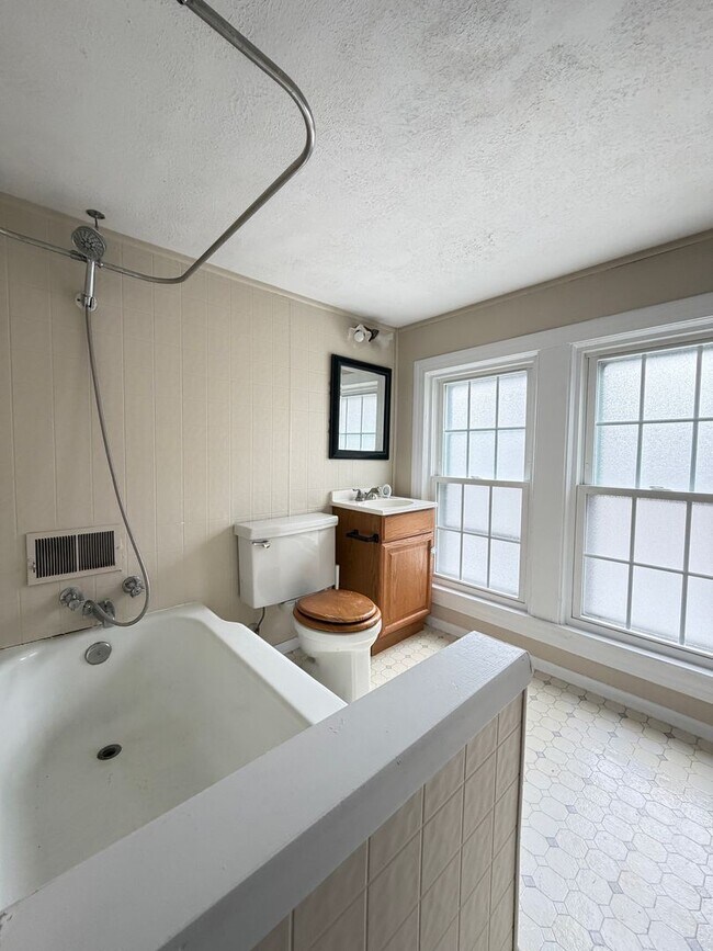 Building Photo - 825 Parkway Dr