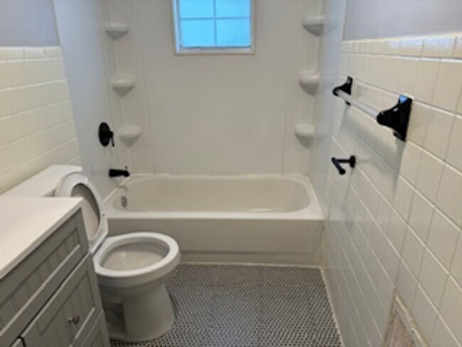 Building Photo - Newly Renovated Unit!