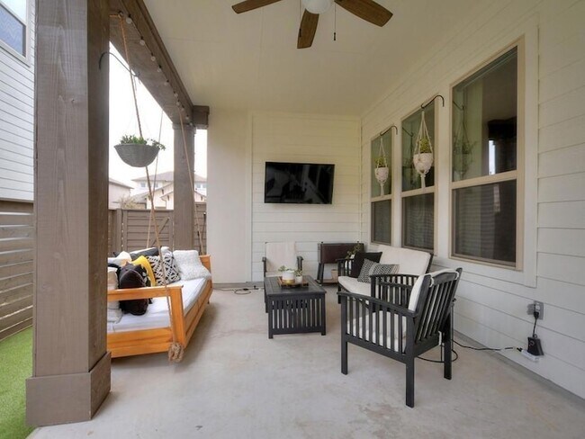 Building Photo - 1708 Arcilla St