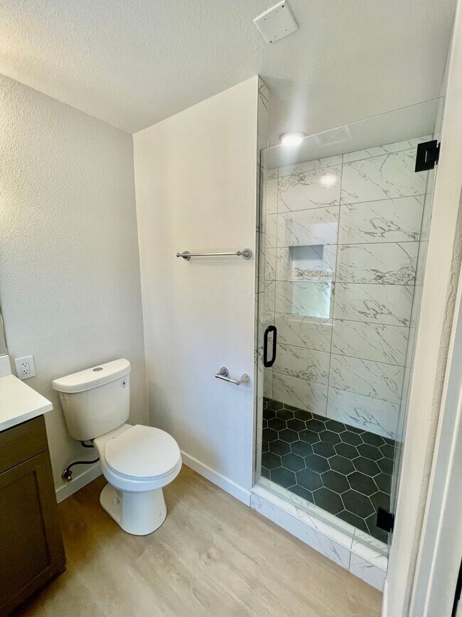 Building Photo - 5-Bedroom, 2 Bathroom Home with In-Unit Wa...
