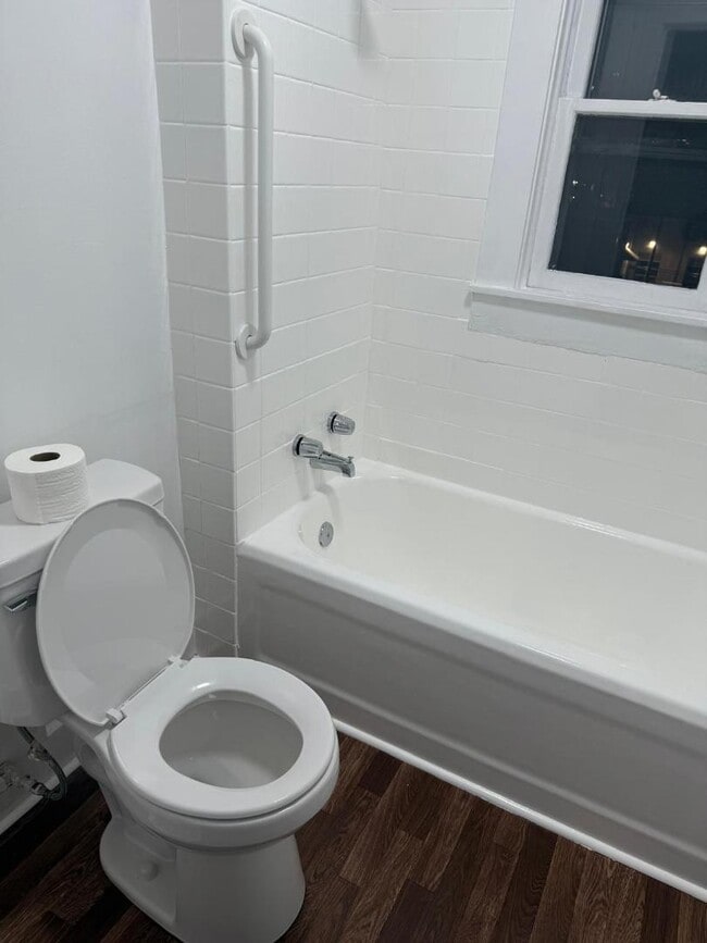 Building Photo - 932 E Market St