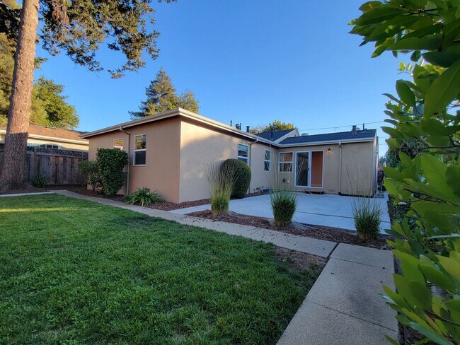 Building Photo - Updated Home in Palo Alto Available with Air Conditioning