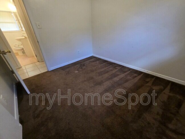 Building Photo - 916 Twinbrook Ave