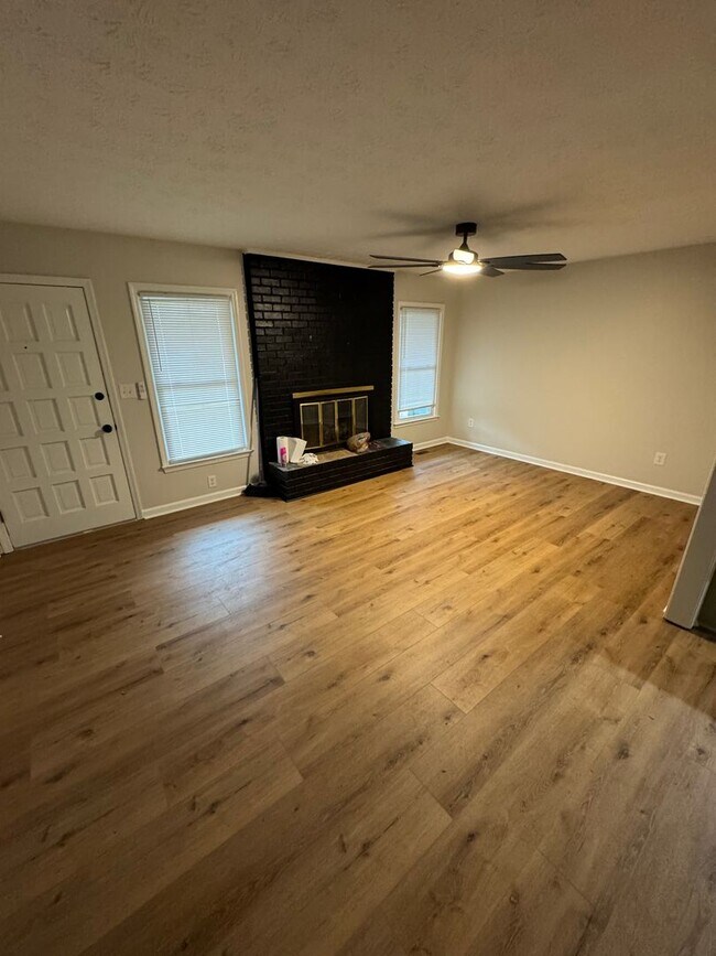 Building Photo - Handsome East Side Home