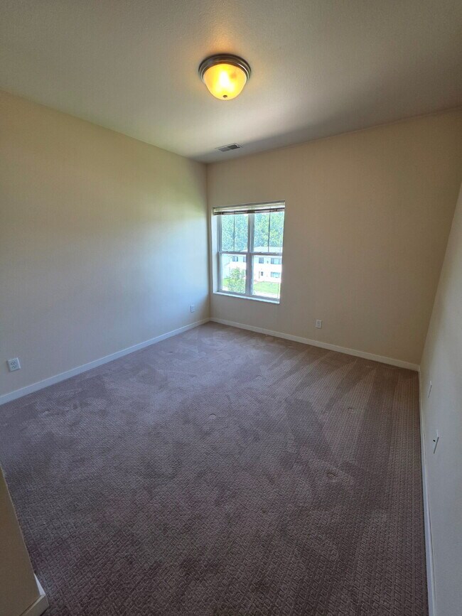 Building Photo - 2 Bedroom | 1 Bathroom 3rd Floor Apartment...