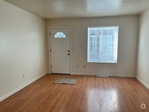 Building Photo - Remodeled 2 Bed/2 Bath Townhome Near 6th &...