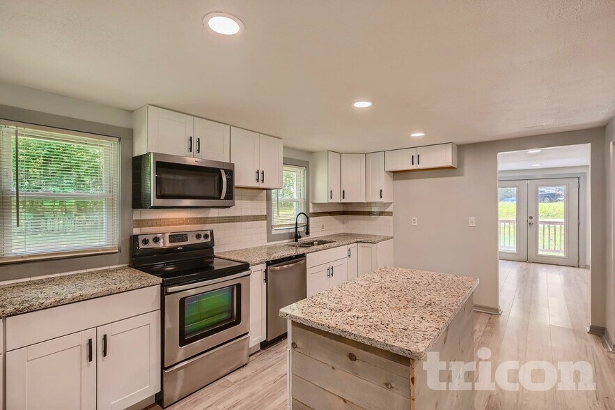 Building Photo - 11 Swan Dr