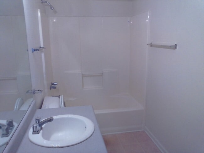 Building Photo - 2 Bedroom, 1 bath apartment Upstairs Unit