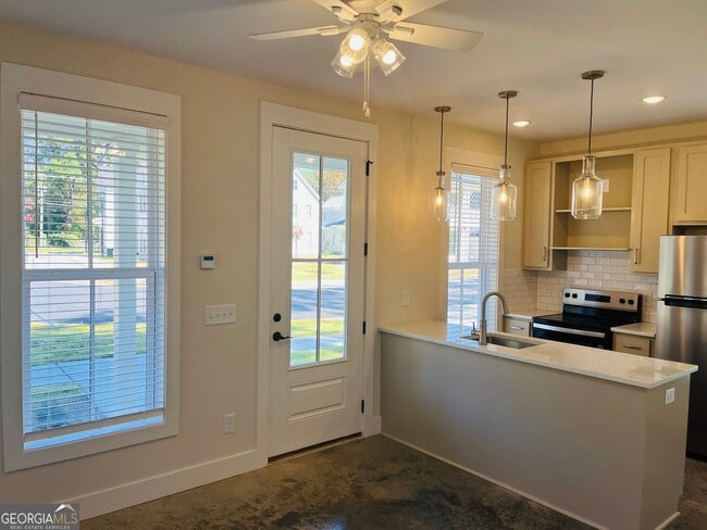 Building Photo - 100 Gardenia Ln