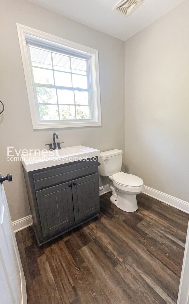 Building Photo - 2 Bed/1 Bath Condo with Modern Amenities / Vouchers Accepted / Available Now!