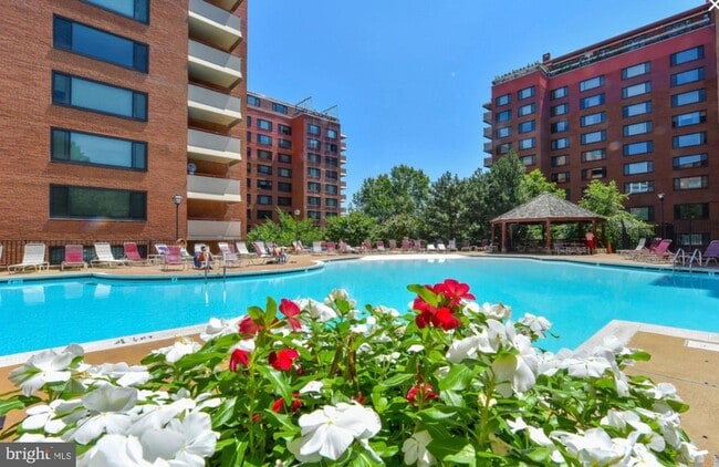 Building Photo - Spacious 1BR! Utilities Included! Rosslyn Metro! Pool!