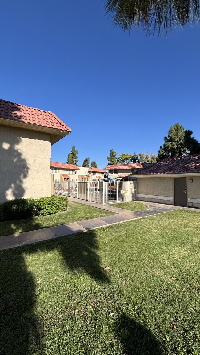 Building Photo - 2 Bedrooms Townhomes - $ave $250 Move-in Costs by Sep 15th!
