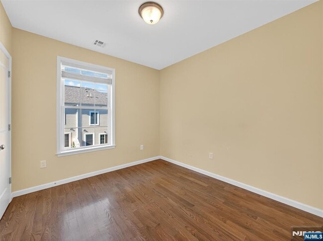 Building Photo - 26 Roosevelt Dr