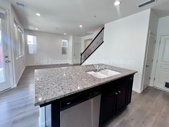 Building Photo - 2560 Daisy Dr