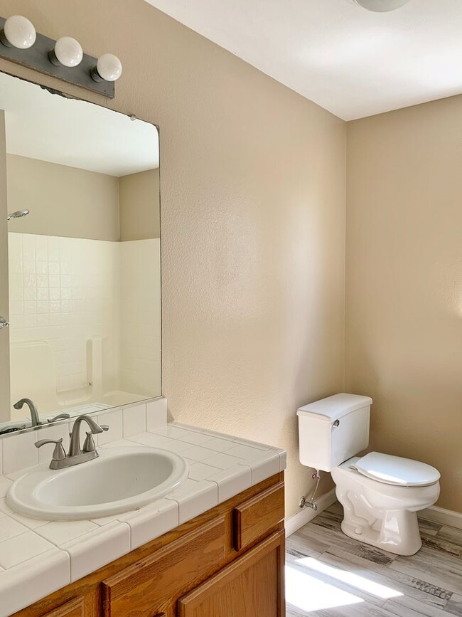 Building Photo - 4 Bedroom Home in Hollister  - No App Fee