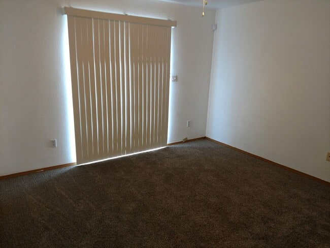 Building Photo - ALL PROSPECTIVE TENANTS MUST SUBMIT A $58 NON-REFUNDABLE APPLICATION FEE PER APPLICANT ONLINE AND...