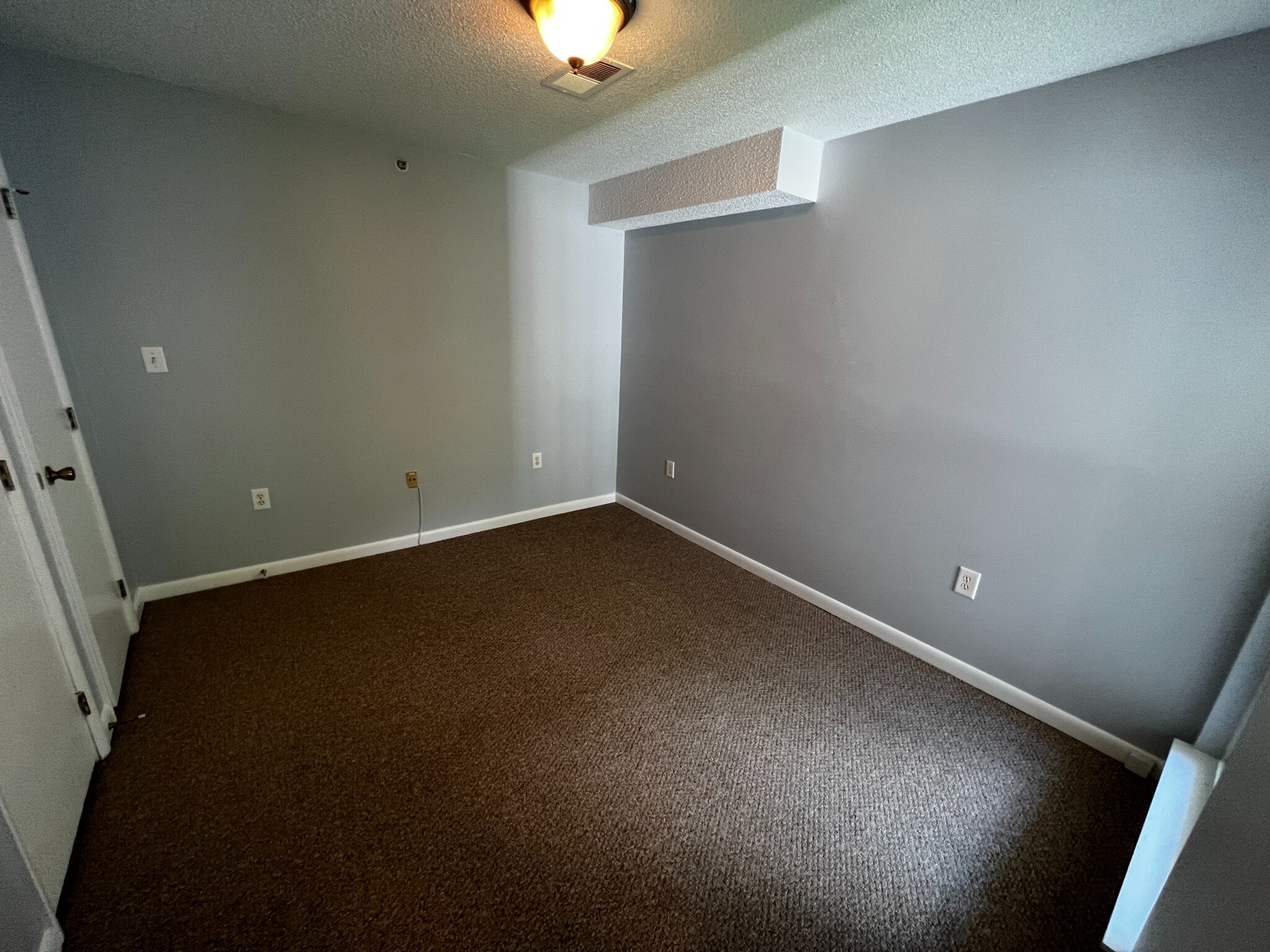 Building Photo - Room in Condo on Collegiate Cir