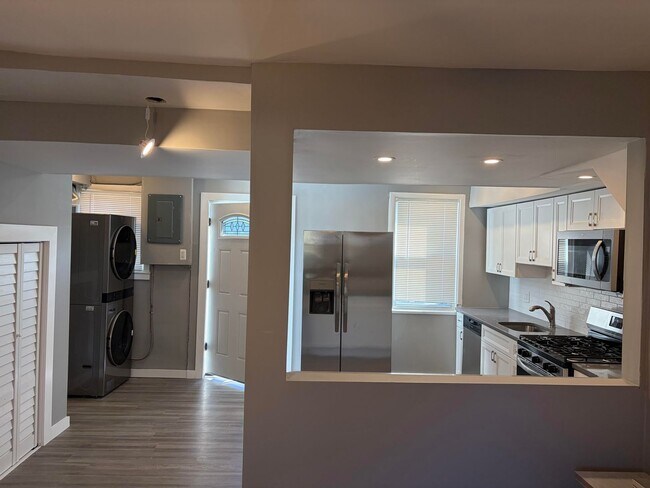Building Photo - Newly Renovated 2 Story Townhouse in Garde...
