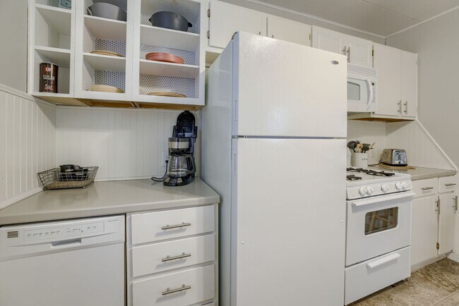 Building Photo - Cozy 2 Bedroom With Fenced Yard & Parking, Minutes from Old Market!!