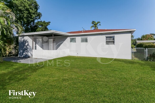 Building Photo - 6812 SW 22nd Ct