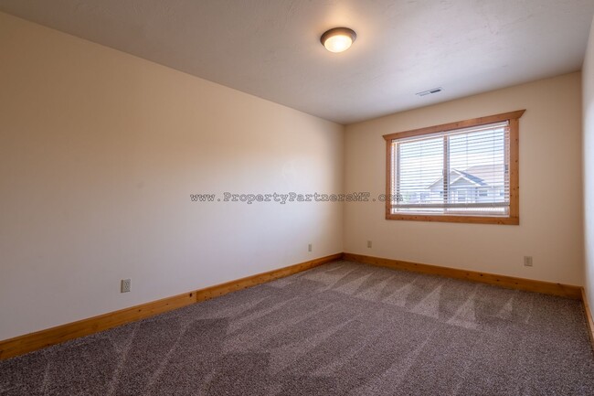 Building Photo - ***DECEMBER RENT FREE** 4 Bed 2.5 Bath upg...