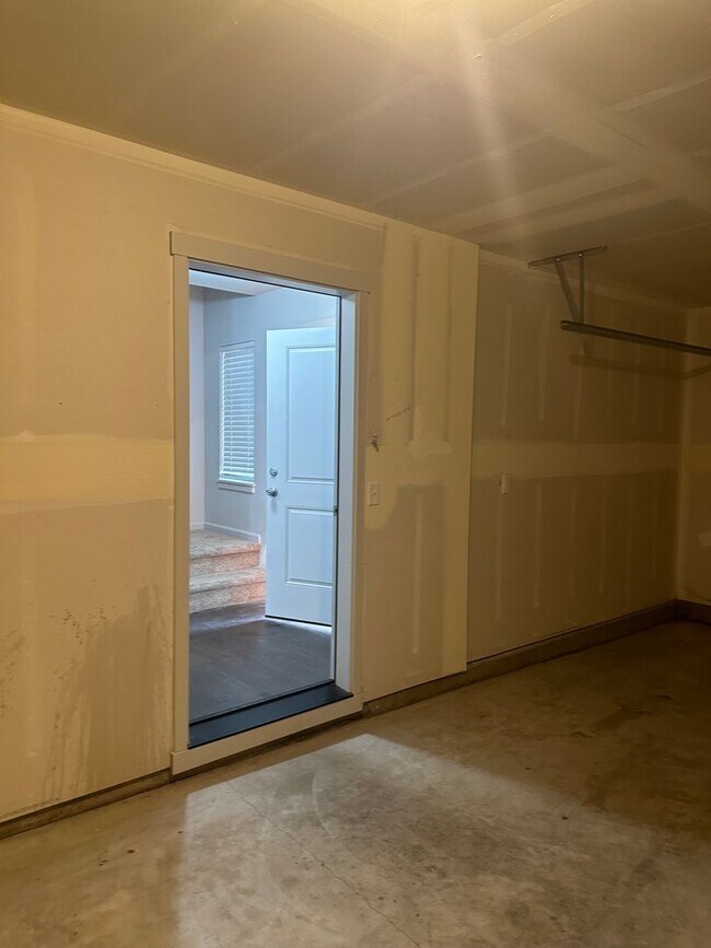 Building Photo - Available now! 3 bedroom ~ 2.5 Bathroom stylish home in Adair Village!