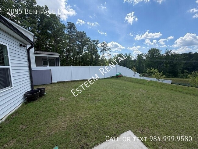 Building Photo - 2095 Bethpage Dr