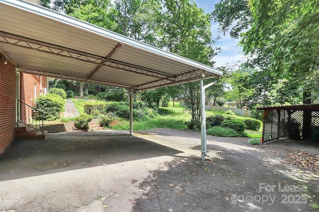 Building Photo - 207 Oak Dr