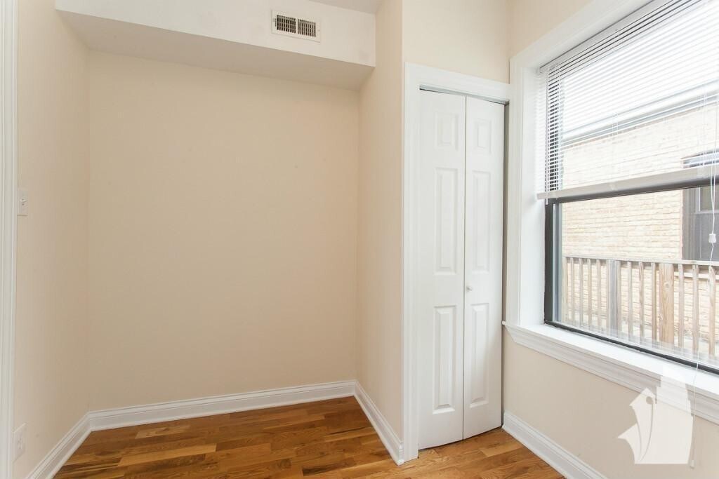 Building Photo - 1424 W Byron St