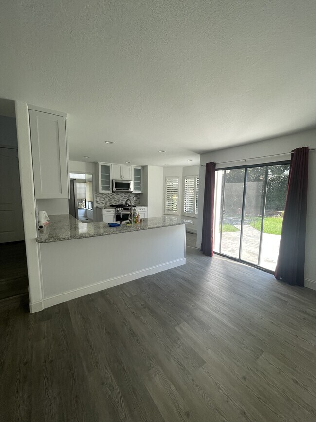 Building Photo - 7216 Roxanne Ln