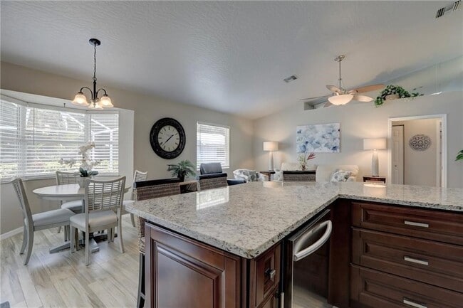 Building Photo - 562 Rolling Hill Dr