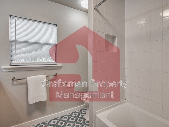 Building Photo - 1501 Gladstone Terrace